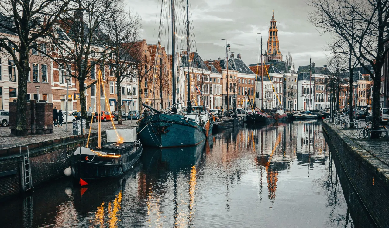 Foto van een gracht in Groningen